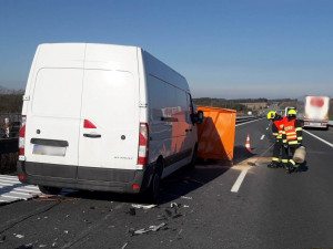 Na dálnici D5 havarovala čtyři vozidla, záchranáři do nemocnice transportovali jednoho těžce zraněného řidiče