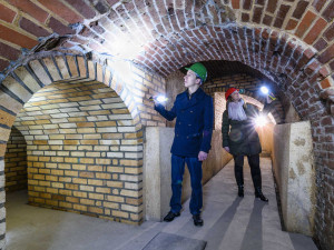 Vydejte se do Plzeňského historického podzemí za svitu baterek, navštívíte i jindy nepřístupnou část chodby