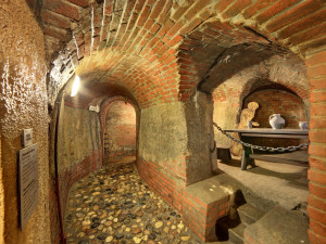 Vydejte se do Plzeňského historického podzemí za svitu baterek, navštívíte i jindy nepřístupnou část chodby