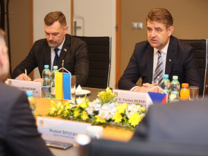 Plzeňský kraj věnoval Ukrajině pět milionů korun, peníze půjdou na nákup zbraní z českých zbrojovek