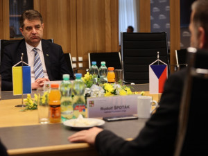 Plzeňský kraj věnoval Ukrajině pět milionů korun, peníze půjdou na nákup zbraní z českých zbrojovek