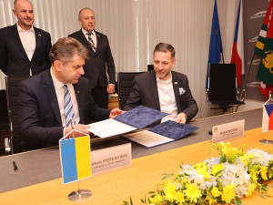 Ukrajinský velvyslanec v ČR Jevhen Perebyjnis a hejtman Plzeňského kraje Rudolf Špoták (Piráti).