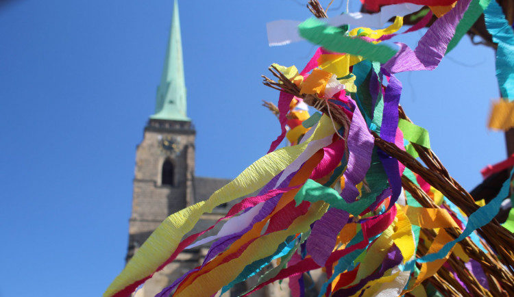 Velikonoční trhy se po dvouleté pauze opět vrací na plzeňské náměstí, mezi trhovci ale stále panuje nervozita