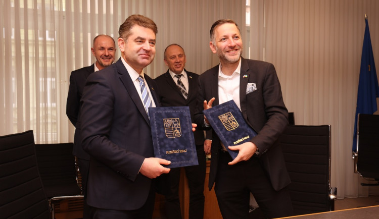 Ukrajinský velvyslanec v ČR Jevhen Perebyjnis a hejtman Plzeňského kraje Rudolf Špoták (Piráti).