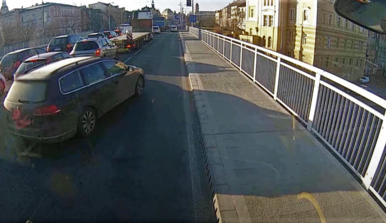 VIDEO: Řidič nebezpečným manévrem ohrozil cestující v autobusu, jedna žena skončila v péči lékařů