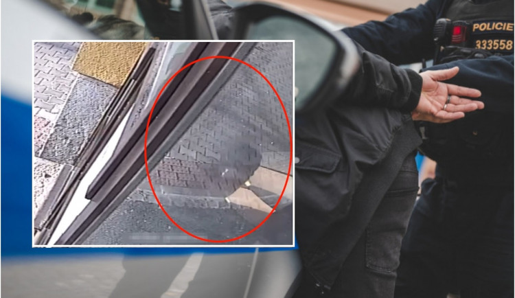 Dva maskovaní recidivisté přepadli zákaznické centrum dopravních podniků, policie je bleskově dopadla