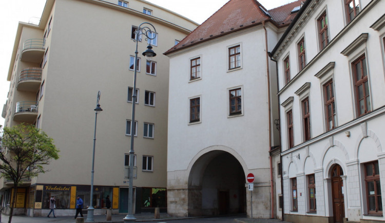 Brněnská Měnínská brána čeká na opravu. Rekonstrukce památky se ale městu prodraží