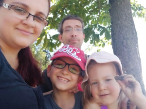 Sedmiletý Martínek dosud nemluví a je na plenách. Rodiče se přesto nevzdávají a chtějí podstoupit léčbu