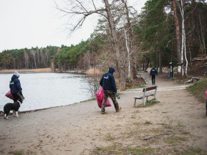 Do boje s odpadky u rybníku Kameňák vyrazili místo teambuildingu zaměstnanci e-shopu Hawaj.cz