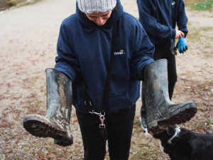 Do boje s odpadky u rybníku Kameňák vyrazili místo teambuildingu zaměstnanci e-shopu Hawaj.cz