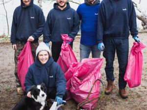Do boje s odpadky u rybníku Kameňák vyrazili místo teambuildingu zaměstnanci e-shopu Hawaj.cz