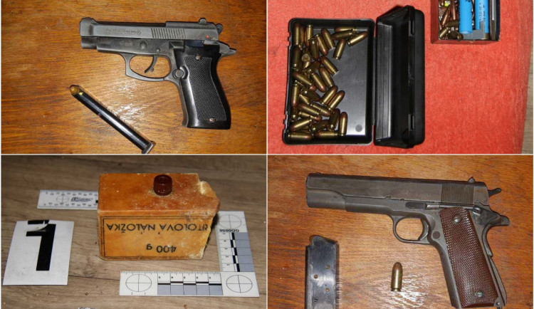 Žena udala manžela policii, že má doma nelegálně držené zbraně, vyšetřovatelé ve skříni našli i TNT