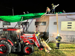 Vítr poškodil ve Všerubech střechu na garáži, foto: Jiří Beran/ Hasiči městyse Všeruby