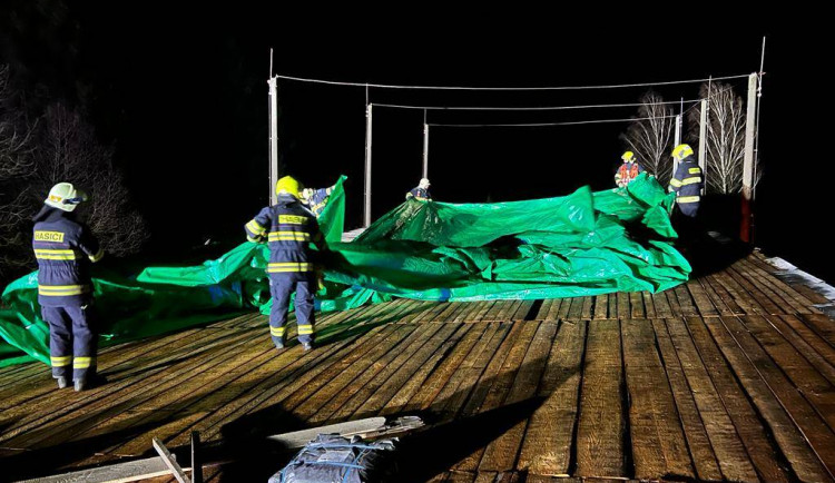 Vítr poškodil ve Všerubech střechu na garáži, foto: Jiří Beran/ Hasiči městyse Všeruby