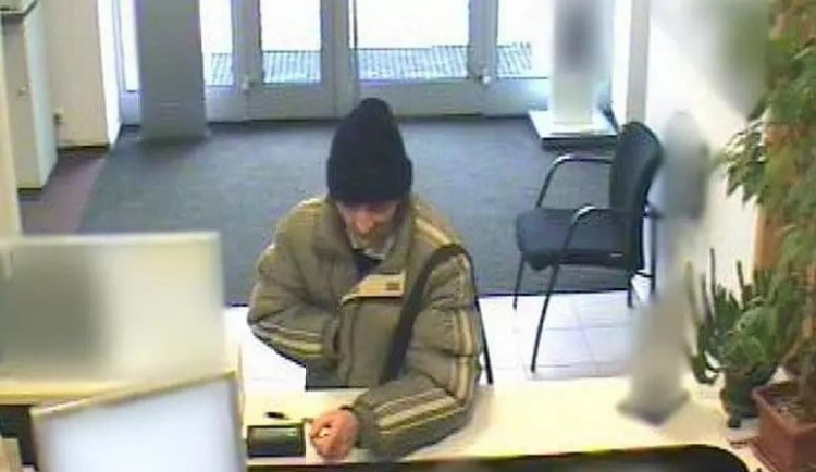 Hledaný bankovní lupič po prodělaném infarktu zapomněl své falešné jméno, policii unikal 11 let