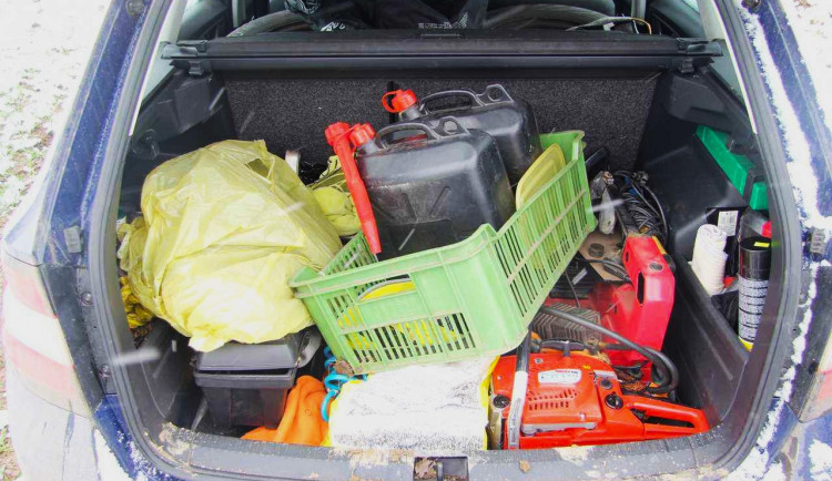 Zloděj při honičce s policií uvízl na rozbahněném poli s autem plným kradených věcí