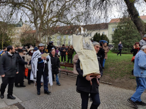 Slavnostnímu otevření předcházel průvod městem se svitkem Tóry.