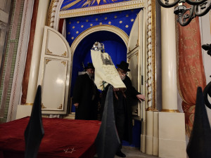 Slavnostnímu otevření předcházel průvod městem se svitkem Tóry.