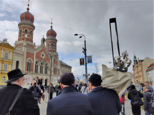Slavnostnímu otevření předcházel průvod městem se svitkem Tóry.