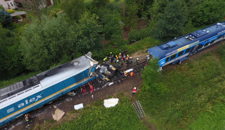 Za srážku vlaků na Domažlicku, při které zahynuli tři lidé, může strojvůdce rychlíku, uzavřela inspekce