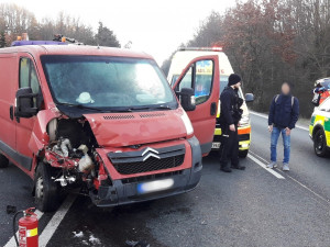 Smrtelné zranění utrpěla žena stojící u silnice, zasáhl ji odražený automobil, do kterého narazil jiný vůz