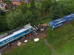 Za srážku vlaků na Domažlicku, při které zahynuli tři lidé, může strojvůdce rychlíku, uzavřela inspekce