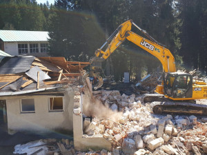 Bagr demoluje šumavskou legendu, na Špičáku se bourá strojovna starého vleku. Nahradí ji restaurace a byty