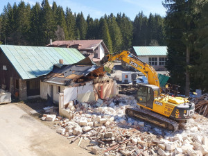 Bagr demoluje šumavskou legendu, na Špičáku se bourá strojovna starého vleku. Nahradí ji restaurace a byty