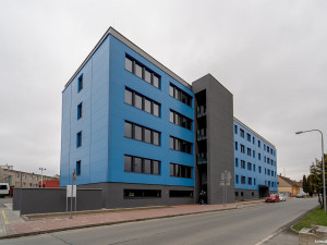 Z bývalé ubytovny a administrativní budovy vzniklo po rekonstrukci za 70 milionů korun 32 bytů