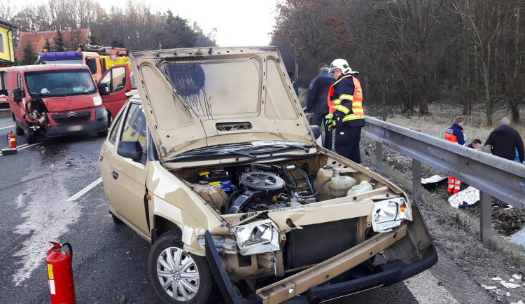 Odražený automobil zasáhl ženu stojící v jeho blízkosti a způsobil jí smrtelné zranění