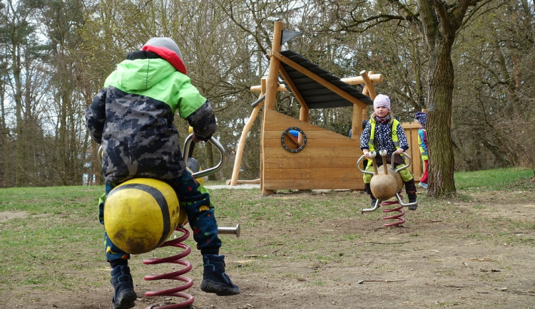 Dožívající dětské hřiště ve Špitálském lese prošlo obnovou za 900 tisíc korun a získalo řadu nových prvků
