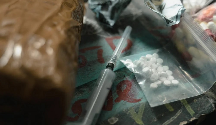 Dealer drog byl také jejich vášnivým uživatelem, policie ho přistihla, jak řídí zfetovaný