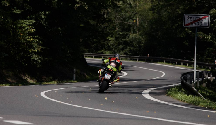 Nehod motorkářů dlouhodobě ubývá. Nejvíc bourají čtyřicátníci