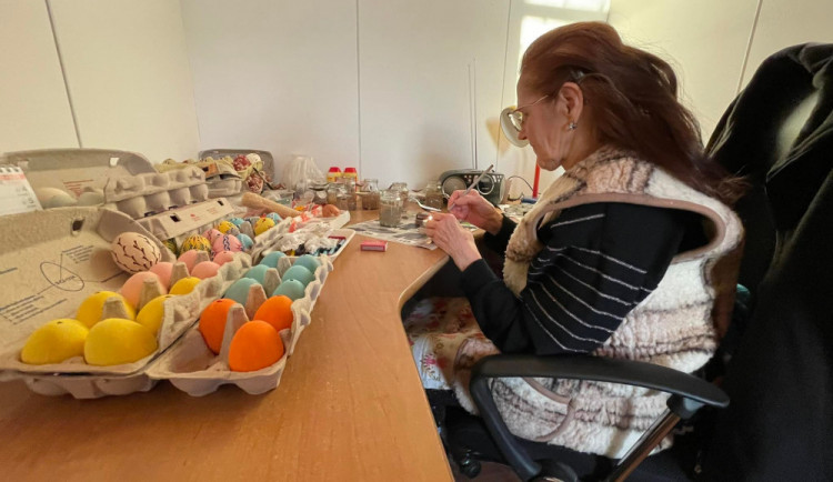 (NE)OBYČEJNÍ: Bez malování by mě nebavil svět, říká pětasedmdesátiletá Helena, která dvacet let zdobí kraslice