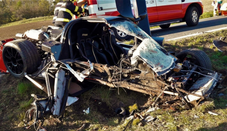 Ze supersportu za miliony zbyl jen totální vrak