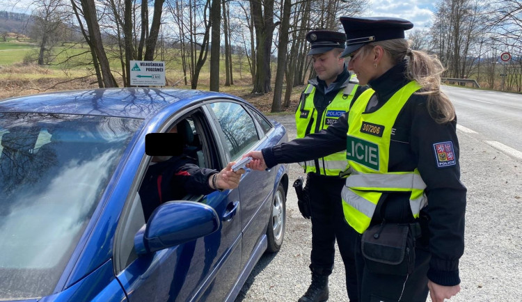 Při policejní akci zaměřené na používání bezpečnostních pásů odhalili muži v uniformách 151 hříšníků. Motorista na snímku měl ale všechno v pořádku