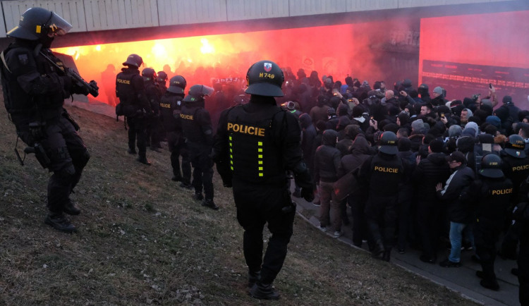 Policisté v Plzni mají bohaté zkušenosti se zvládáním problémových fanoušků