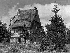 Dnes už téměř bájný symbol staré svobodné Šumavy – Juránkova chata na Svarohu v r. 1936. Chata byla otevřena 30.10.1932 na místě původního vyhořelého srubu.  (Z knihy Zdeněk Roučka -Tenkrát na Šumavě.)