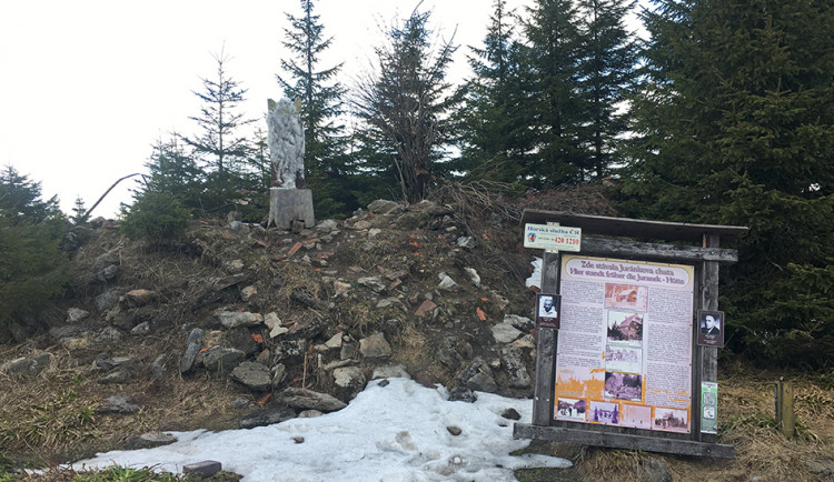 Nalezený trůn krále Zmizelé Šumavy už opět stojí na místě, postaral se o to Petr Kalabza