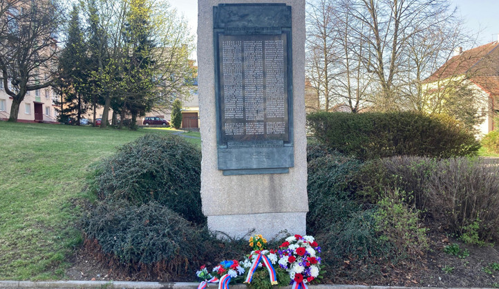 Památník se 118 jmény obětí náletu v Sousedské ulici