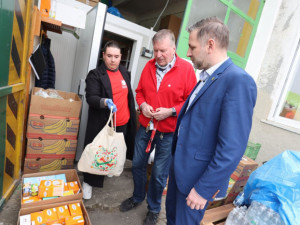 Potravinové bance i charitě ubývají potraviny pro uprchlíky, uvítaly by dary. Pomáhají i sociálně slabým Čechům