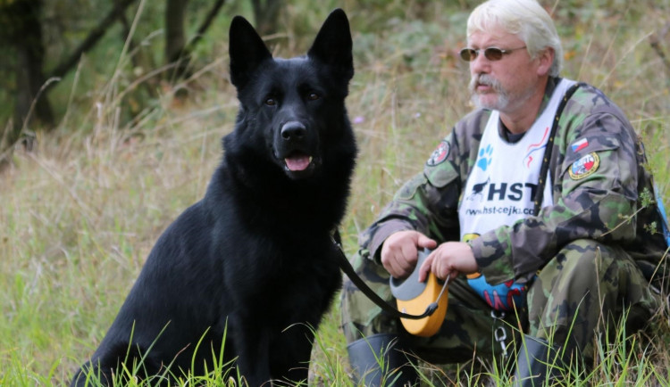 Eso mezi stopaři je služební pes Hektor. S policejním psovodem Petrem Zifčákem sbírá jednu trofej za druhou