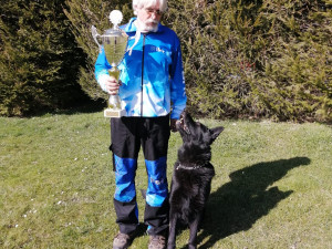 Eso mezi stopaři je služební pes Hektor. S policejním psovodem Petrem Zifčákem sbírá jednu trofej za druhou