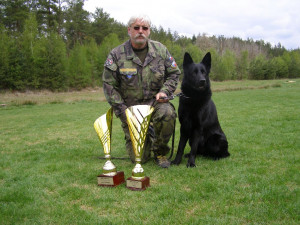 Eso mezi stopaři je služební pes Hektor. S policejním psovodem Petrem Zifčákem sbírá jednu trofej za druhou