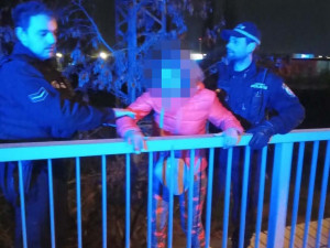 Svědky vyděsila žena na okraji mostu, nechtěla se zabít, jen se v opilosti netrefila na chodník