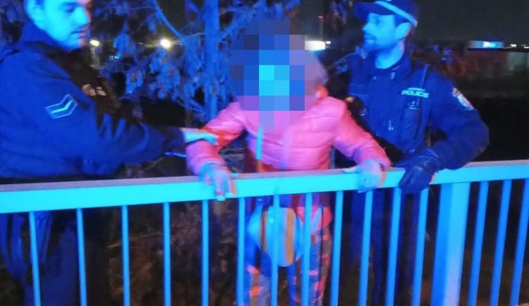 Svědky vyděsila žena na okraji mostu, nechtěla se zabít, jen se v opilosti netrefila na chodník