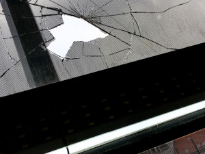 Neznámý vandal v noci zaútočil na sídlo Pirátů kamenem a sprejem