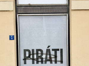 Neznámý vandal v noci zaútočil na sídlo Pirátů kamenem a sprejem