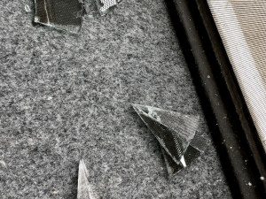 Neznámý vandal v noci zaútočil na sídlo Pirátů kamenem a sprejem