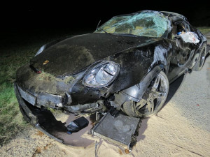 Řidič s vozem značky Porsche vyletěl ve vysoké rychlosti ze silnice, těžce zranil sebe i svého spolujezdce